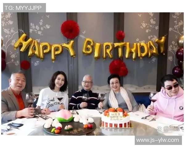 足球明星与父母温馨合影展现亲情与支持的动人瞬间